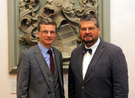 Staatssekretär Bernd Sibler und Dr. Erich Schneider, Gründungsdirektor des zukünftigen Fränkischen Landesmuseums (v.li.)