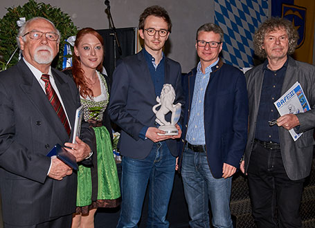 Kunststaatssekretär Bernd Sibler (2.v.re.) bei der Übergabe des Großen Bayerischen Löwen an den Sieger Thomas Eingartner (3.v.re) mit Reiner Urban, Präsident des Bayerischen Landesverbandes Film + Video Bayern e.V., Yvonne Hollmer und Juror Rainer Drews (v.li.)