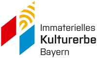 Immaterielles Kulturerbe Bayern: Das Logo wurde im Rahmen eines vom Kunstministerium ausgeschriebenen Wettbewerbs ausgewählt. Der Siegerentwurf stammt von Ingrid und Theresa Schinagl.