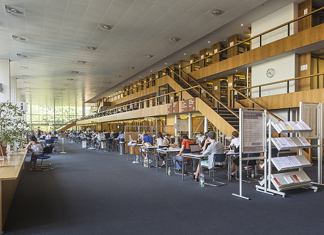 Bibliotheken sind Serviceeinrichtungen für alle Bürger: Blick in den allgemeinen Lesesaal der Bayerischen Staatsbibliothek