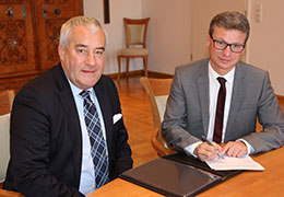 Bildungsminister Dr. Ludwig Spaenle (li.) und Staatssekretär Bernd Sibler bei der Unterzeichnung der Kooperationsvereinbarung