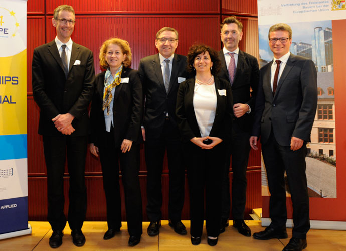 Wissenschaftsstaatssekretär Bernd Sibler (re.) mit Prof. Dr. Uta Feser, Präsidentin der HAW Neu-Ulm und Vorsitzende von Hochschule Bayern e.V., (2.v.li.) und weiteren Repräsentanten der beteiligten europäischen HAW-Netzwerke