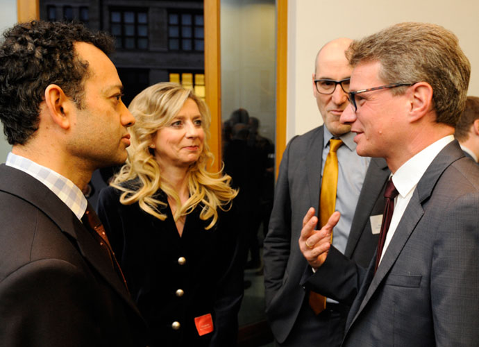 Wissenschaftsstaatssekretär Bernd Sibler (re.) im Gespräch mit (v.li.) Keith Sequeira, Mitglied des Kabinetts des EU-Forschungskommissars, und Karin Lukas-Eder, Leiterin des Brüsseler Büros der Bayerischen Forschungsallianz (BayFOR)