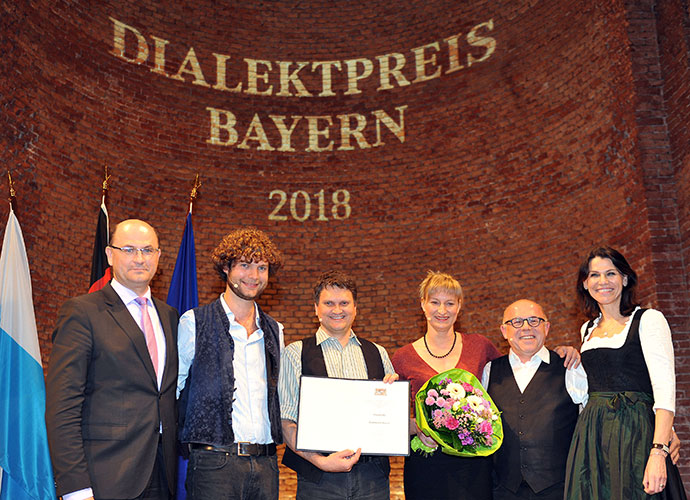 Kunstministerin Marion Kiechle und Heimatminister Albert Füracker überreichten einen der Sonderpreise an die Couplet-AG