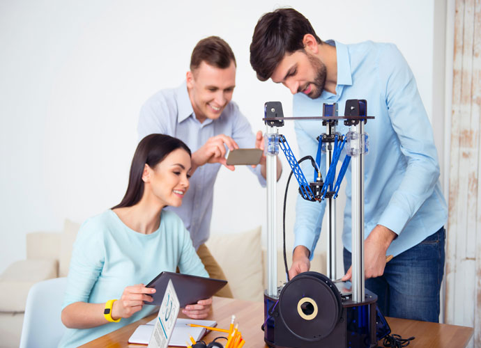 Studierende eines MINT-Studiengangs können auch am 3D-Printer arbeiten