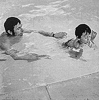 2) Anton Fliegerbauer mit seinem Sohn Alfred im Urlaub, Spanien, um 1970