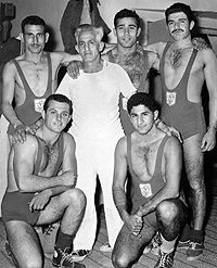 2) Muni Weinberg (vorne links) und weitere Ringer mit ihrem Trainer Erwin Becker, Haifa, Israel, um 1955