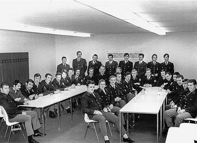 3) Anton Fliegerbauer in der Polizeischule (hinten stehend, 4. von rechts), Landshut, um 1964