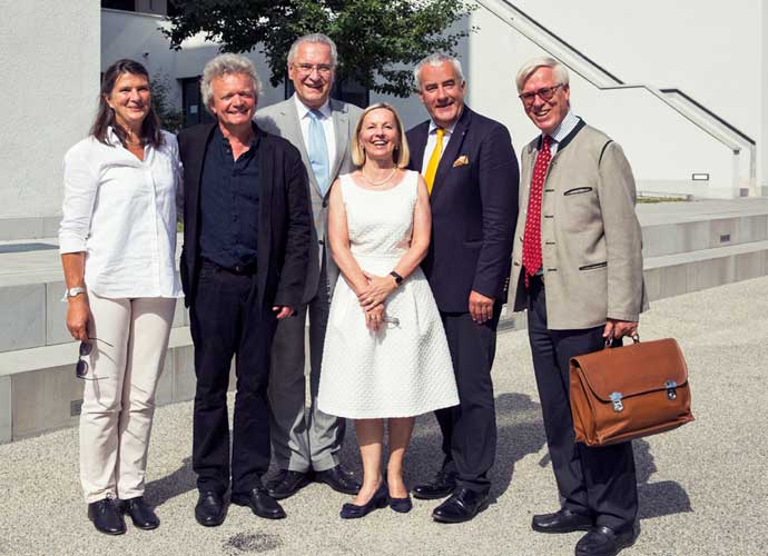 Kultusminister Dr. Ludwig Spaenle (2.v.re.) und Innen- und Bauminister Joachim Hermann (3.v.li.) mit Dr. Ursula Wurzer-Faßnacht, Geschäftsführerin des Studentenwerks München, (3.v.re.) sowie den Architeketen Enno Maass (2.v.li.) und Almut Geier (li.)