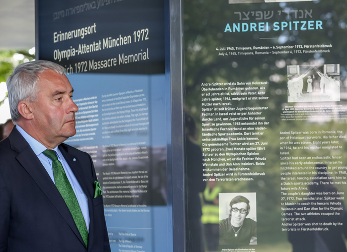 Minister Dr. Spaenle bei der Vorabbesichtigung des Erinnerungsortes