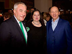 Kunstminister Dr. Ludwig Spaenle (l.) und Ehefrau Miriam freuten sich mit Staatsintendant Josef E. Köpplinger über die Wiedereröffnung