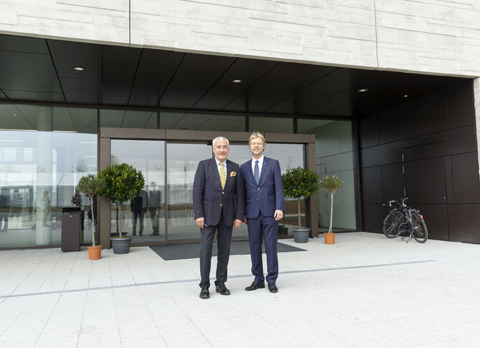 Wissenschaftsminister Dr. Ludwig Spaenle (links) und der Präsident der OTH Regensburg, Prof. Dr. Wolfgang Baier, vor dem neuen Gebäude