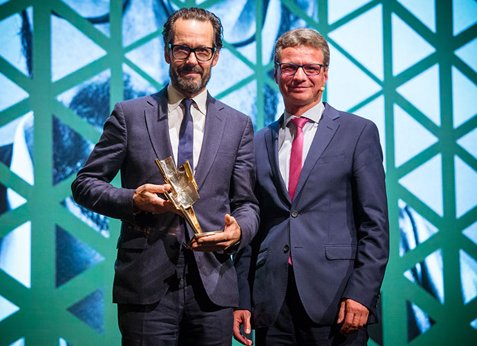 Kunststaatssekretär Bernd Sibler (r.) überreichte den Sonderpreis des Kunstministeriums an Konstantin Grcic