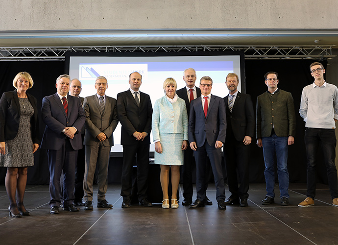 Staatssekretär Bernd Sibler (4.v.r.) nahm gemeinsam mit Hochschulvertretern aus Niederbayern und der Oberpfalz am Festakt teil; zu sehen sind hier Prof. Dr. Andrea Klug, Dr. Achim Dilling, Dr. Christian Blomeyer, Prof. Dr. Hebel, Prof. Dr. Röder, Gerlinde Frammelsberger, Prof. Dr. Stoffel sowie Prof. Dr. Baier, Dr. Jaburek und Liam McNeilly (v.l.n.r.)