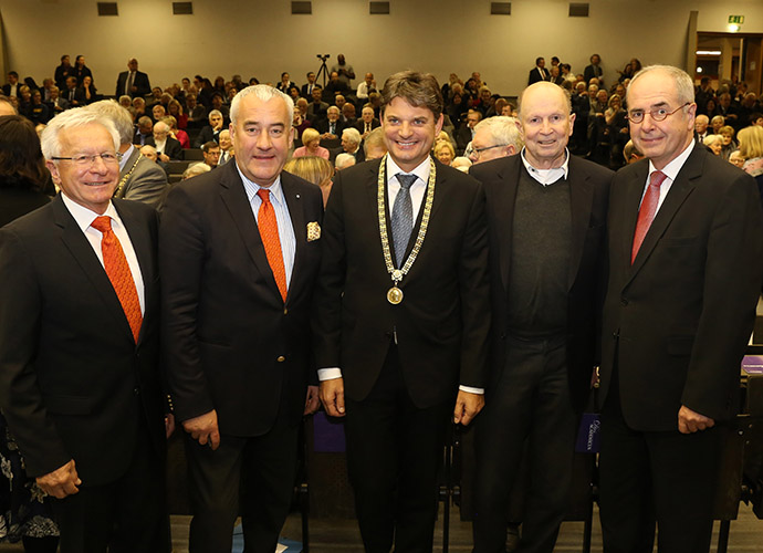 Minister Dr. Ludwig Spaenle (2.v.l.) mit Prof. Dr. Karl-Dieter Grüske (Präsident a.d. der FAU, v.l.), Prof. Dr. Joachim Hornegger (Präsident FAU), Gunther Oschmann (Gesellschafter Müller Medien GmbH & Co. KG, Ehrensenator der FAU) und Dr. Thomas Bauer (Regierungspräsident Mittelfranken).