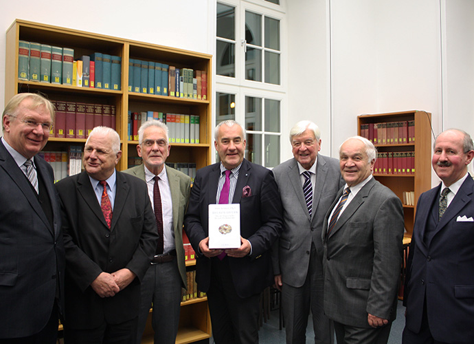 Staatsminister Dr. Ludwig Spaenle mit Prof. Dr. Ferdinand Kramer, Hans-Ulrich Wegener, Dr. h.c. Wolfgang Beck, Staatsminister a. D. Prof. Dr. Hans Maier, Prof. Dr. Alois Schmid und Prof. Dr. Dieter J. Weiß (v. links)