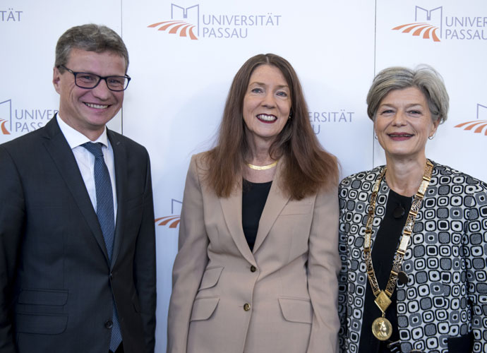 Staatssekretär Bernd Sibler feierte den Dies Academicus gemeinsam mit der Festrednerin Prof. Dr. Barbara Zehnpfennig und der Präsidentin der Universität Passau, Prof. Dr. Carola Jungwirth (v.l.n.r.)