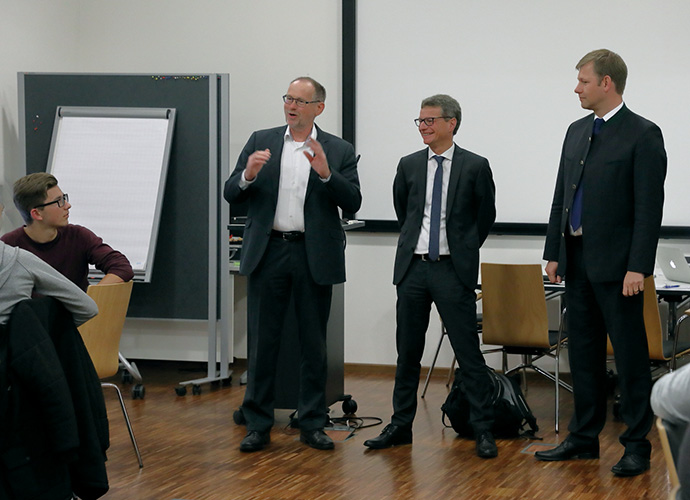 Wissenschaftsstaatssekretär Bernd Sibler (Mitte) mit dem Präsidenten der Technischen Hochschule Deggendorf Prof. Peter Sperber und MdB Thomas Erndl (v.l.n.r.)