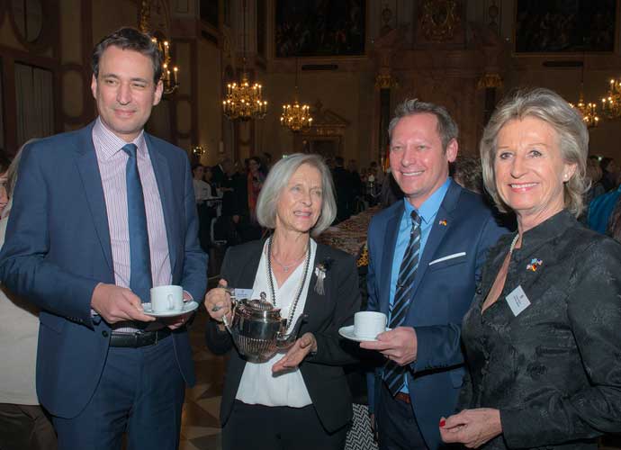 Staatssekretär Georg Eisenreich, Elke Rilke-Mai, Präsidentin des Deutsch-Amerikanischen Frauenclubs München, Stephen Ibelli, Konsul für Öffentlichkeitsarbeit im US-Generalkonsulat München, und Susanne Ahrens, Organisatorin der Veranstaltung (v.li.)