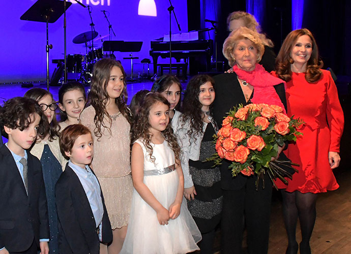 Über den Auftritt des Kinderchors der Sinai-Schule bei den Jüdischen Kulturtagen freuten sich Ehrenvorsitzende Ilse Ruth Snopkowski und die neue Vorsitzende Judith Epstein (r.)