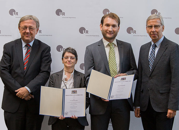Ministerialdirigent Dr. Michael Mihatsch, die Preisträgerin Dr. Giulia de Savorgnani, der Preisträger Dr. habil. Christoph Dorn und der Präsident der Universität Regensburg, Prof. Dr. Udo Hebel (von links nach rechts)