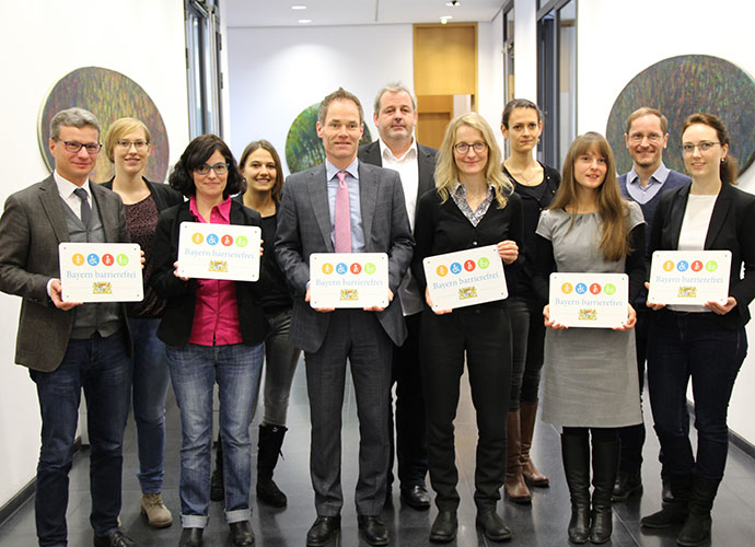 Wissenschaftsstaatssekretär Bernd Sibler (l.) übergab das Signet an die Vertreter des ausgezeichneten Verbunds