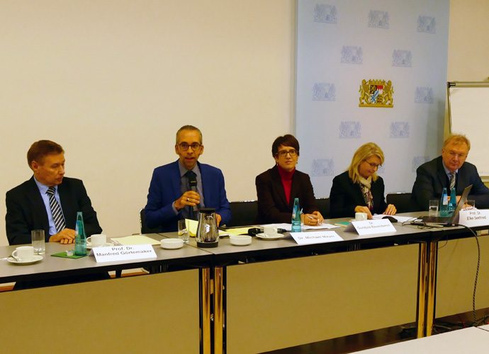Moderator Dr. Michael Mayer (2. v. links) mit Prof. Dr. Manfred Görtemaker, Dr. Gundula Bavendamm, Prof. Dr. Elke Seefried und Prof. Dr. Ferdinand Kramer (v. links) beim abschließenden Podiumsgespräch