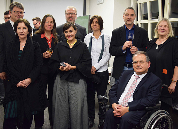 Professorinnen und Professoren der Universität Bamberg und Erlangen-Nürnberg gemeinsam mit der Gastprofessorin (v.l.n.r.): Prof. Lorenz Korn, Prof. Elke Hartmann, Prof. Hacik Gazer, Prof. Lale Behzadi, Prof. Geoffrey Haig, Prof. Birgitt Hoffmann (hintere Reihe) sowie Prof. Susanne Talabardon, Dr. Schayan Gharevi und Prof. Georges Tamer (vorne).