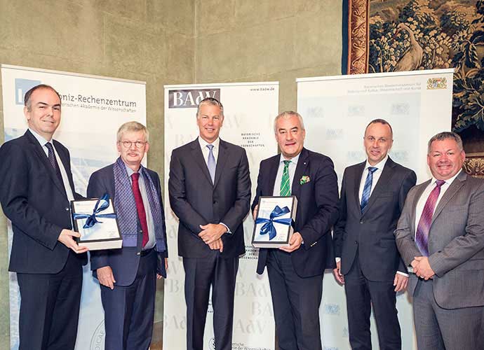 Wissenschaftsminister Dr. Ludwig Spaenle (3.v.r.), der Präsident der Bayerischen Akademie der Wissenschaften, Prof. Dr. Thomas O. Höllmann (2.v.l.) und der Leiter des Leibniz-Rechenzentrums, Dieter Kranzlmüller (l.) freuten sich zusammen mit weiteren Unterstützern des Projekts über die Vertragsunterzeichnung