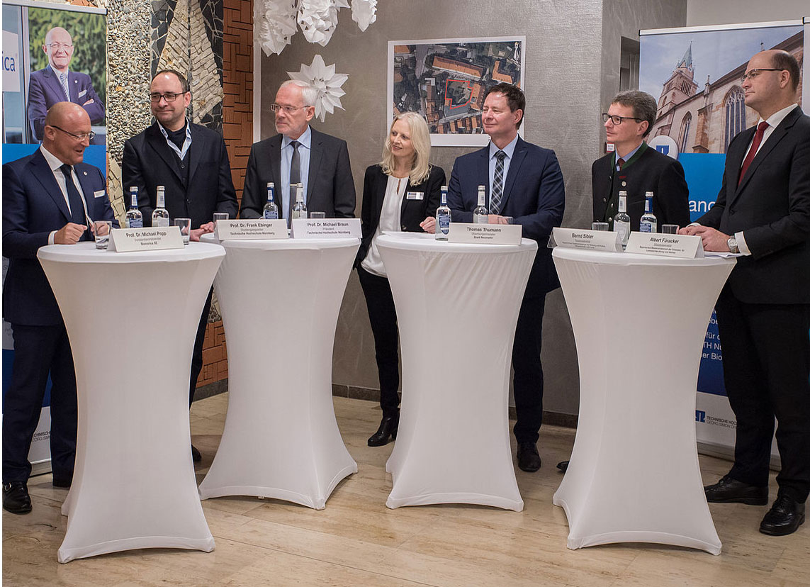 Gäste des Pressegesprächs (v.l.n.r.): Prof. Dr. Michael Popp, Prof. Dr. Frank Ebinge, Prof. Dr. Michael Braun, Astrid Bergmeister, Thomas Thumann, Wissenschaftsstaatssekretär Bernd Sibler und Heimatstaatssekretär Albert Füracker