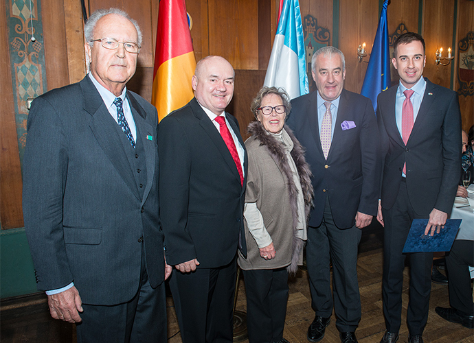 Kultusminister Dr. Ludwig Spaenle (2.v.r.) gemeinsam mit dem ungarischen Generalkonsul Gábor Tordai-Lejkó, der Präsidentin des Bayerisch-Ungarischen Forums Elisabeth Schosser, dem Vizepräsidenten des Ungarischen Parlaments Csaba Hende sowie dem stellvertretenden Vorsitzenden des Bayerisch-Ungarischen Forums Dr. Rudolf Baer (v.r.n.l.)