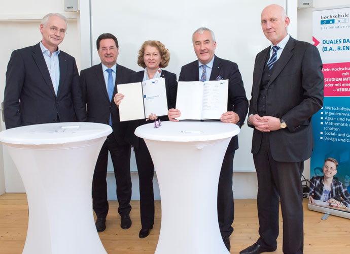 Wissenschaftsminister Dr. Ludwig Spaenle (2.v.r.) mit Prof. Dr. Karl Stoffel (Präsident der Hochschule Landshut), Prof. Dr. Robert F. Schmidt (Präsident der Hochschule Kempten), Prof. Dr. Uta M. Feser (Präsidentin der Hochschule Neu-Ulm) und Prof. Dr. Walter Schober (Präsident der TH Ingolstadt) bei der Unterzeichnung der Kooperationsvereinbarung (v.l.n.r.)
