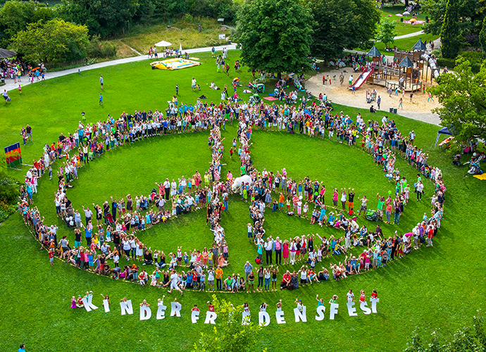 Auch Kinder und Jugendliche beteiligen sich aktiv beim Augsburger Hohen Friedensfest