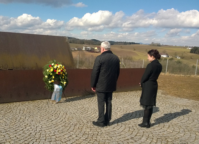 Kultusminister Spaenle bei der Kranzniederlegung in Mauthausen zusammen mit der Leiterin der Gedenkstätte Dr. Barbara Glück