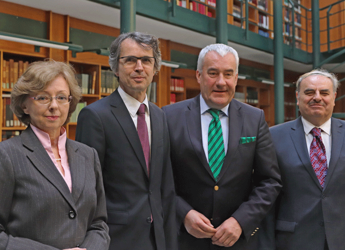 Minister Dr. Ludwig Spaenle mit Generaldirektorin Dr. Margit Ksoll-Marcon, Direktor Dr. Bernhard Grau und dessen Vorgänger Dr. Gerhard Hetzer (v. links)