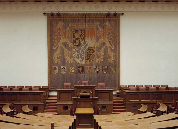 Der Wandteppich aus dem Bayerischen Landtag wird im Museum des Hauses der Bayerischen Geschichte ausgestellt werden. Der Bildteppich hing von 1950 bis 2004 im alten Plenarsaal, nach dessen Umbau zog er in den Senatssaal um