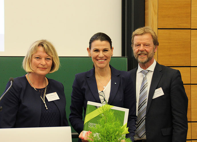 Wissenschaftsministerin Marion Kiechle gratulierte Hochschulpräsidentin Prof. Dr. Andrea Klug (Amberg-Weiden) und Hochschulpräsident Prof. Dr. Wolfgang Baier (Regensburg)