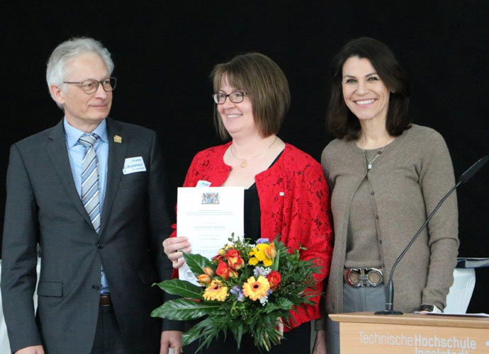 Wissenschaftsministerin Prof. Dr. Marion Kiechle (rechts) und der Direktor des Zentrums für Hochschuldidaktik, Prof. Dr. Franz Waldherr, gemeinsam mit der Preisträgerin Prof. Dr.-Ing. Birgit Rösel von der OTH Regensburg