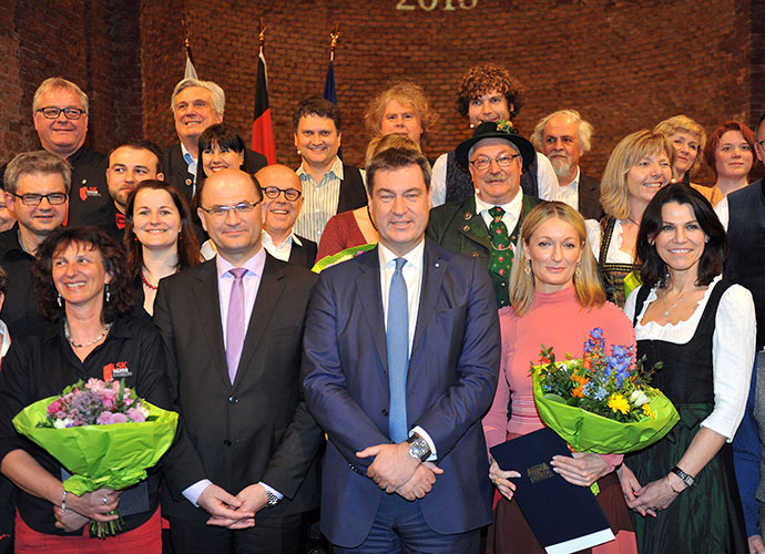 Preisträgerinnen und Preisträger aus ganz Bayern durften sich über den Dialektpreis 2018 freuen