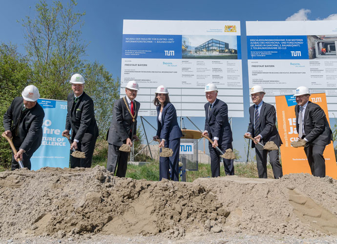 Wissenschaftsministerin Prof. Dr. Marion Kiechle (Mitte) setzt den Spatenstich mit TUM-Kanzler Albert Berger, Dr. Dietmar Gruchmann, Bürgermeister der Stadt Garching, TUM-Präsident Prof. Dr. Wolfgang A. Herrmann, Architekt Prof. Gunter Henn, Dr. Georg Freiherr von Waldenfels, Kuratoriumsvorsitzender der TUM und Prof. Wolfgang Utschick, Dekan der Fakultät für Elektrotechnik und Informationstechnik (v.l.n.r)