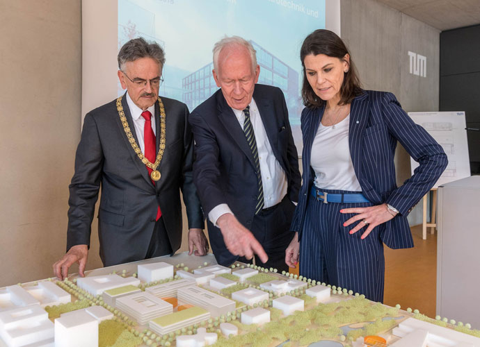 Wissenschaftsministerin Prof. Dr. Marion Kiechle mit dem Architekten Prof. Gunter Henn und TUM-Präsident Prof. Dr. Wolfgang A. Herrmann (v.r.n.l.)