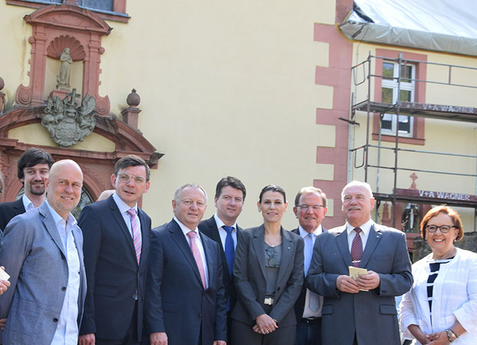 Kunstministerin Prof. Dr. Marion Kiechle (4.v.r.) freute sich zusammen mit zahlreichen Ehrengästen über den Baufortschritt an der Musikakademie Hammelburg