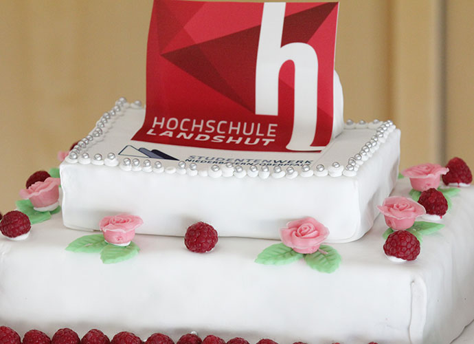 Auch einen Geburtstagskuchen gab es bei der Feier zum 40-jährigen Bestehen der Hochschule Landshut