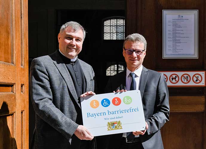 Kultusminister Bernd Sibler und Domkapitular Hans-Georg Platschek bei der Übergabe des Signets