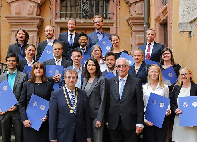 Wissenschaftsministerin Prof. Dr. med. Marion Kiechle, Universitätspräsident Prof. Dr. Alfred Forchel und Regierungspräsident Dr. Paul Beinhofer freuten sich mit den ausgezeichneten Doktorandinnen und Doktoranden