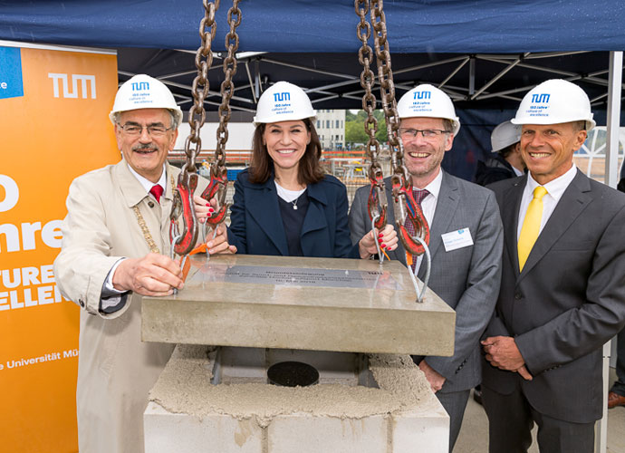 Wissenschaftsministerin Prof. Dr. med. Marion Kiechle legt gemeinsam mit TUM-Präsident Prof. Wolfgang A. Herrmann, Ansgar Schwirtz, Dekan der Sport- und Gesundheitswissenschaften und Michael Hahn, Leiter der ZHS München, den Grundstein für den Neubau des TUM Campus im Olympiapark (v.l.n.r.)