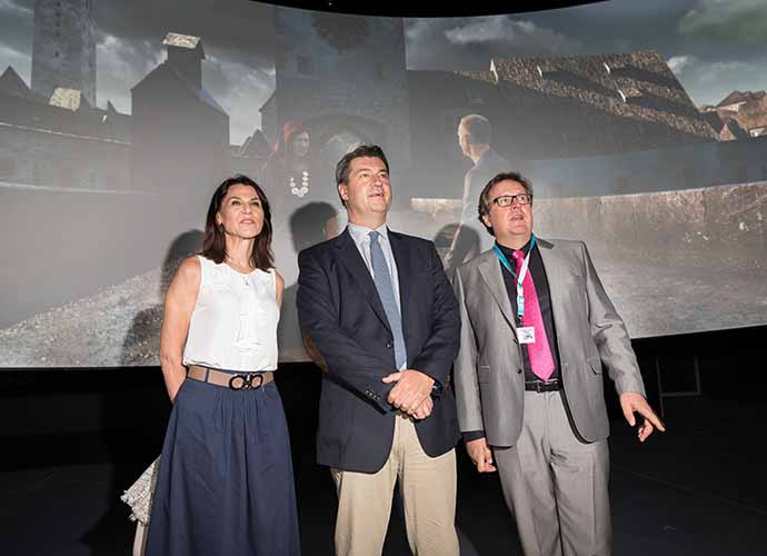Wissenschaftsministerin Kiechle, Ministerpräsident Söder und Museumsdirektor Loibl im digitalen 360-Grad-Geschichts-Panorama