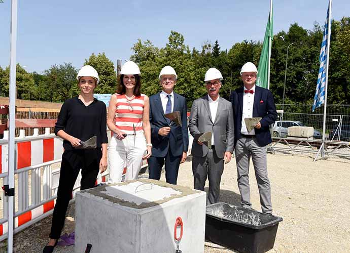 Elena Schirnding de Almeida vom Staatlichen Bauamt, die Bayerische Wissenschaftsministerin Prof. Dr. med. Marion Kiechle, Prof. Dr. Martin Wirsing, Vizepräsident der LMU, Architekt Aslan Tschaidse und Professor Dr. Thomas Carell, der Beauftragte für den Neubau (v.l.)