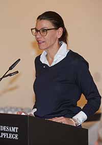 Kunstministerin Kiechle lobt die Verdienste der Ausgezeichneten.