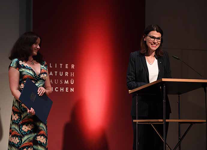 Kunstministerin Kiechle hält die Laudatio auf Tanja Handels